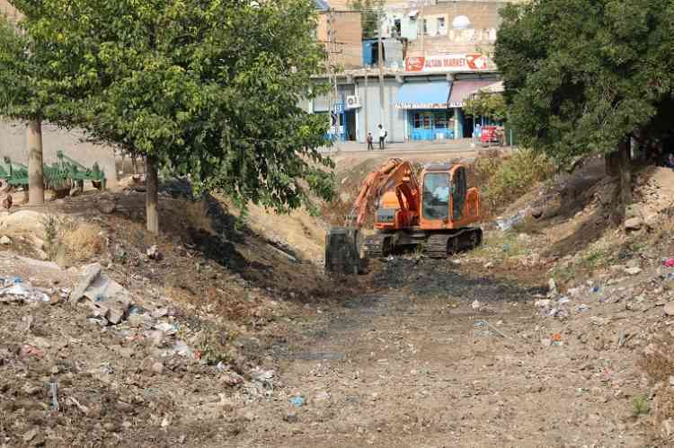 Çınar Belediyesi Kanal Temizlik Çalışmalarını Sürdürüyor 